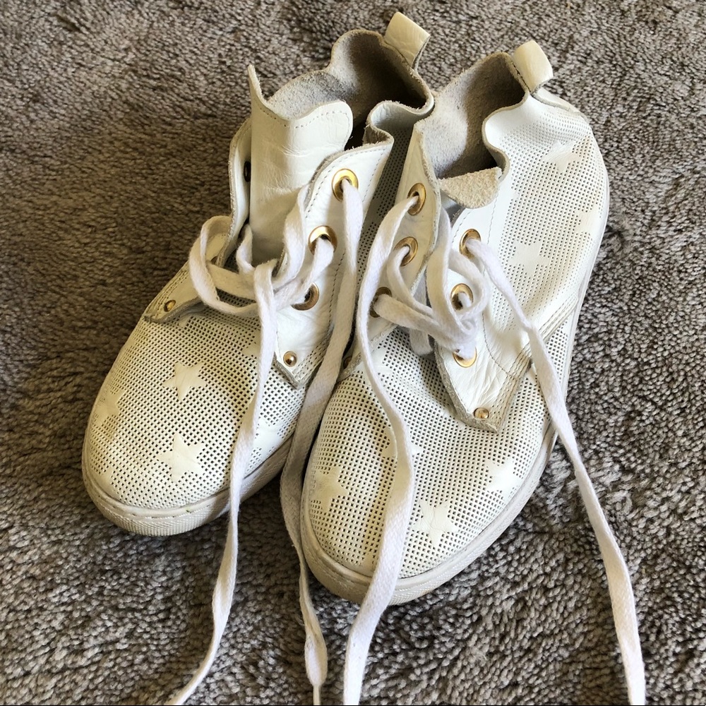 Leather white tennis shoes